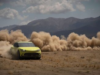 Gelber Genesis GV60, mit Vollseed durch den Wüstensand