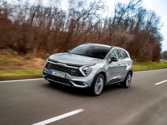 Dynamischer Kia Sportage auf der Landstraße sportlich unterwegs