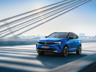 Opel Grandland, blaues SUV fährt schnell über Brücke.