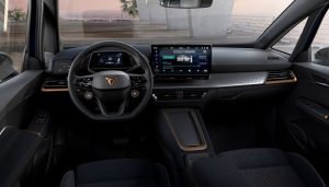 Innenraum mit Blick aufs Cockpit, Lenkrad und Infotainment-Touchscreen