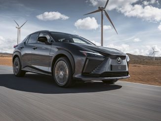 Lexus RZ 450e, dynmisch auf Landstraße, schnell unterwegs