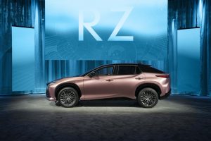 Lexus RZ von Seite, bronze, , Messestand, großes RZ-Logo