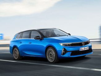 blauer Astra Kombi, sportlich unterwegs