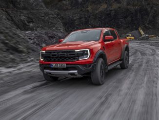 Der neue Ford Ranger Raptor rast dynamisch durchs Bergwerk