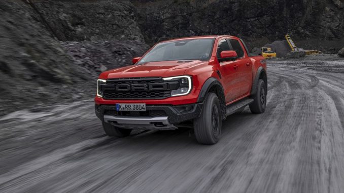 Der neue Ford Ranger Raptor rast dynamisch durchs Bergwerk