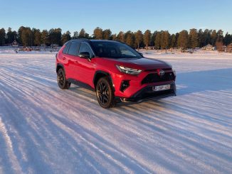 Toyota RAV4 GR Sport auf vereistem See in Schweden