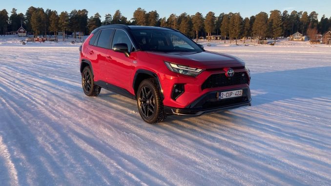 Toyota-RAV4-GR-Sport-PHEV-Statisch-Front-Seite-Lulea-Schweden-26.01.23 Toyota RAV4 GR Sport auf vereistem See in Schweden