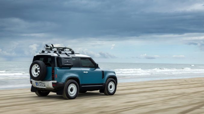 Defender 90_Marine Blue Edition_Dynamisch1-Seite-Heck-Blau-08.08.23 Defender 90 Marine Blue Edition rast am Strand von Westerland auf Sylt parallel zur Nordsee