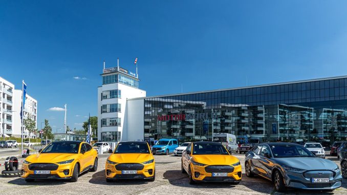 ord Experience in Köln: Mehrere Ford Mustang Mach E-Modelle in einer Reihe