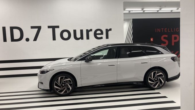 VW-ID.7-Tourer-Statisch-Seite-Weiss-Mallorca-08.02.24 VW ID.7 Tourer seitlich in Halle