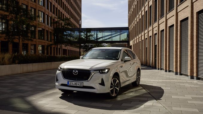 Mazda-CX-60-Statisch-Front-Seite-Weiss-10.03.25 Der Mazda CX-60 2025 steht ab sofort bei den Händlern zur Probefahrt bereit. Der Hersteller prognostiziert einen Absatz von rund 8.500 Einheiten allein in diesem Jahr