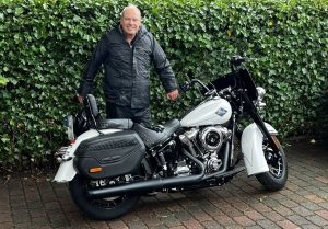 Noch ist es trocken. Autor Michael Neher dick eingepackt vor dem Start in die Regenhölle des Harzes in Hamburg-Lokstedt Foto: Michael Neher