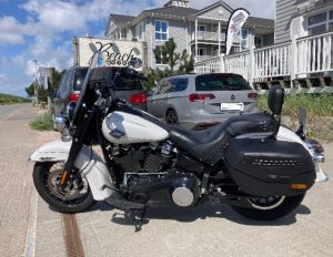St. Peter Ording: Am Beach-Motel in der Nordsee lässt es sich aushalten und erst recht vorzüglich an den Deichen entlang cruisen Foto: Michael Neher