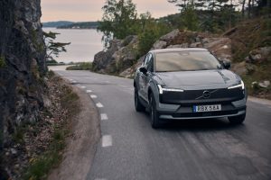 Der neue, auf Outdoor getrimmte EX30 CC ist Volvos erstes vollelektrisches Cross-Country-Modell. Der kompakte Schwede verbindet skandinavische Eleganz mit robusten SUV-Details 