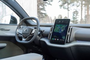 Alles läuft über den mittigen 12,3-Zoll-Touchscreen. Zudem gibt es viele Extras, u. a. Premiumsound von Harman Kardon, DAB+-Radio, 5G-Internet, Google Maps, Wireless Apple CarPlay und eine induktive Smartphone-Ladeschale