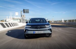 Das Design ist mutig und stylisch, ausgezeichnet mit dem „Goldenen Lenkrad 2025“ als bester Kleinwagen und „Autonis“-Preis für das schönste kleine SUV