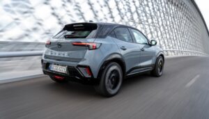 Leichtgewicht und Lifestyler: Die Version GSE wiegt lediglich knapp 1,6 Tonnen. 281 PS und 343 Nm beschleunigen das Mini-SUV in 5,9 Sekunden auf Tempo 100. Bei 20 km/h Spitze ist Schluss