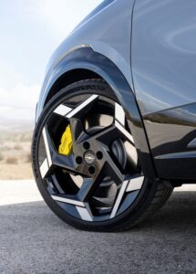 Die Rennsport-Gene sind unverkennbar. Dazu zählen die speziellen, aerodynamisch optimierten 20-Zoll-Leichtmetallräder (Michelin Pilot Sport EV 225/40 R20) im GSE-Design sowie die Alcon-Bremsen inklusiveder gelb lackierten Bremssättel vorne