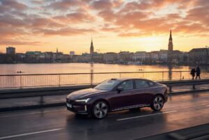 Schnell laden, weit kommen und stressfrei reisen hat seinen Preis: Die Liste für den ES90 geht bei 70.490 Euro los. Dafür gibt’s eine E-Limousine, die ihren Luxus nicht aus Show, sondern aus Zeitgewinn und Ruhe bezieht