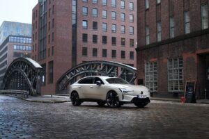 Volvo stellt den ES90 als vollelektrisches Crossover auf die Räder, fünf Meter lang, mit 3,10 Metern Radstand – mit jener Gelassenheit im Auftritt, die man sonst eher aus Chauffeurs-Limousinen kennt
