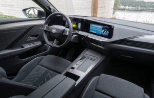 Klar gestaltetes Cockpit: Großer Widescreen in der Mittelkonsole und Fahrerinfodisplay jeweils zehn Zoll. Dazu modernes Infotainment mit Over-the-Air- und ChatGPT-Funktionen sowie Head-up-Display