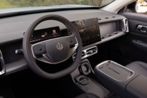 Das Interieur zeigt sich ebenso modern wie funktional mit 17 Fahrassistenten, sieben Airbags, 360-Grad-Kamera, Panoramadach, beheiz- und belüftbaren Vordersitzen