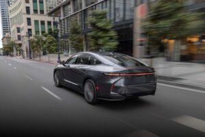 Obere Mittelklasse: Die Premium-Limousine kann absofort – erstmals wahlweise als Vollhybrid oder vollelektrisch – geordert werden. Der Marktstart ist für Spätsommer 2026 vorgesehen. Die Preise für Hybrid und Stromer gehen bei jeweils 59.600 Euro los