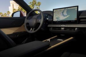 Digital: Das neue Cockpit kombiniert ein 12,3 Zoll großes Kombiinstrument mit einem zentralen 14-Zoll-Touchscreen. Navi mit Google Points of Interest, Over-the-Air-Updates und ein weiterentwickelter Sprachassistent gehören ebenso zum Serienumfang wie umfangreiche Assistenzsysteme