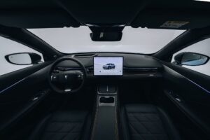 Im Innenraum bietet das SUV ein 15,4-Zoll-Zentraldisplay, optionales Augmented-Reality-Head-up-Display und viel Platz für fünf Personen