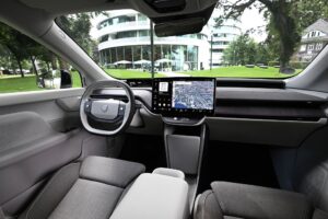 Im Innenraum dominiert das markentypische reduzierte skandinavische Design, ein 15 Zoll großer, gebogener OLED-Touchscreen und ein 11,4-Zoll-Fahrerdisplay Foto: Volvo