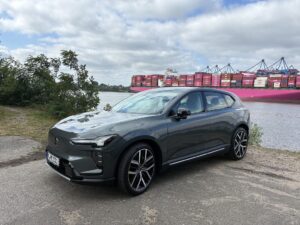 Auto-Journalist Michael Neher mit dem neuen EX60. Das Stromer-Pendant folgt nicht etwa oder ersetzt Volvo Bestseller XC60 gar, sondern beide Modelle wollen gemeinsam den Markt aufmischen Foto: Michael Neher 