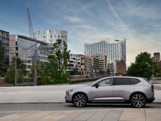 Eine neue Ära: Der EX60, hier vor Hamburgs spektakulärer Elbphilharmonie, ist Volvos nächster großer Wurf in der Elektromobilität und ab sofort erhältlich Foto: Volvo