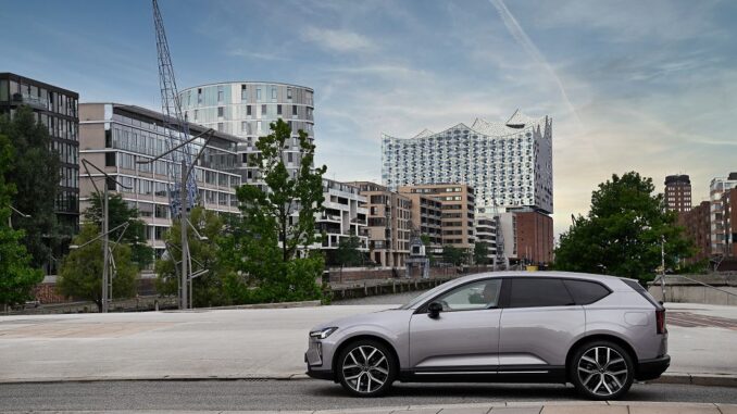 Eine neue Ära: Der EX60, hier vor Hamburgs spektakulärer Elbphilharmonie, ist Volvos nächster großer Wurf in der Elektromobilität und ab sofort erhältlich Foto: Volvo