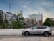 Eine neue Ära: Der EX60, hier vor Hamburgs spektakulärer Elbphilharmonie, ist Volvos nächster großer Wurf in der Elektromobilität und ab sofort erhältlich Foto: Volvo