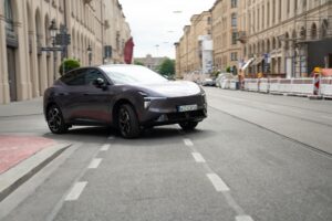 Die Einstiegsversion ist mit Hinterradantrieb, 245 PS und einer 58,3-kWh-Batterie bestellbar, bis zu 445 Kilometer Reichweite verspricht Xpeng