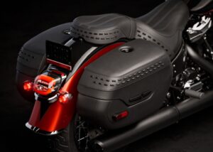Außerdem verfügt die Heritage Classic über abschließbare, symmetrische Satteltaschen, eine rundum LED-Beleuchtung, Fahrmodi und optionale tubeless-Speichenräder Foto: Harley-Davidson