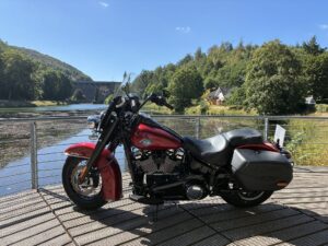 Perfektes Wetter, großartiger Motorradtrip. Das Hochsauerland bietet etliche Touren für jeden Geschmack und Schwierigkeitsgrad mit tollen Ausflugspunkten, wie der der Diemelsee samt Staudamm Foto: Michael Neher