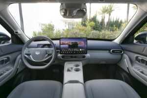 Alles drin: Mit an Bord sind 21 Fahrerassistenzfunktionen, Apple CarPlay, Android Auto, Online-Navigation, induktives Laden, Smartphone-App und Over-the-Air-Updates