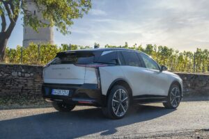 Lounge auf Rädern: Unter dem eleganten Blechkleid kann zwischen drei elektrischen und einem Hybridantrieb gewählt werden. Die 97,2-kWh-Batterie lädt von 20 auf 80 Prozent in 27 Minuten, in zehn Minuten sollen bis zu 200 Kilometer Reichweite drin sein