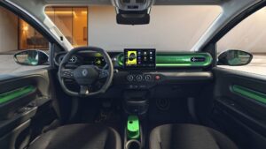Bereits ab Werk an Bord sind in der Basisvariante Evolution u. a. 10-Zoll-Zentraldisplay mit Smartphone-Bildschirmspiegelung und vernetztem Multimediasystem, Tempomat, Notbremsassistent und manuelle Klimaanlage