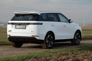Der neue Jaecoo 5 EV startet mit einem Grundpreis ab 32.400 Euro und bietet bis zu 402 km WLTP-Reichweite sowie einen praktischen Haustiermodus im Innenraum